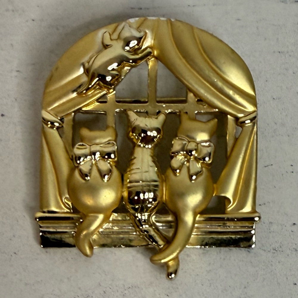 Cats looking out the window gold tone brooch Unique 90’s Kitty Cats Cottagecore